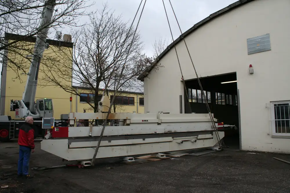 Maschine wird eingehoben