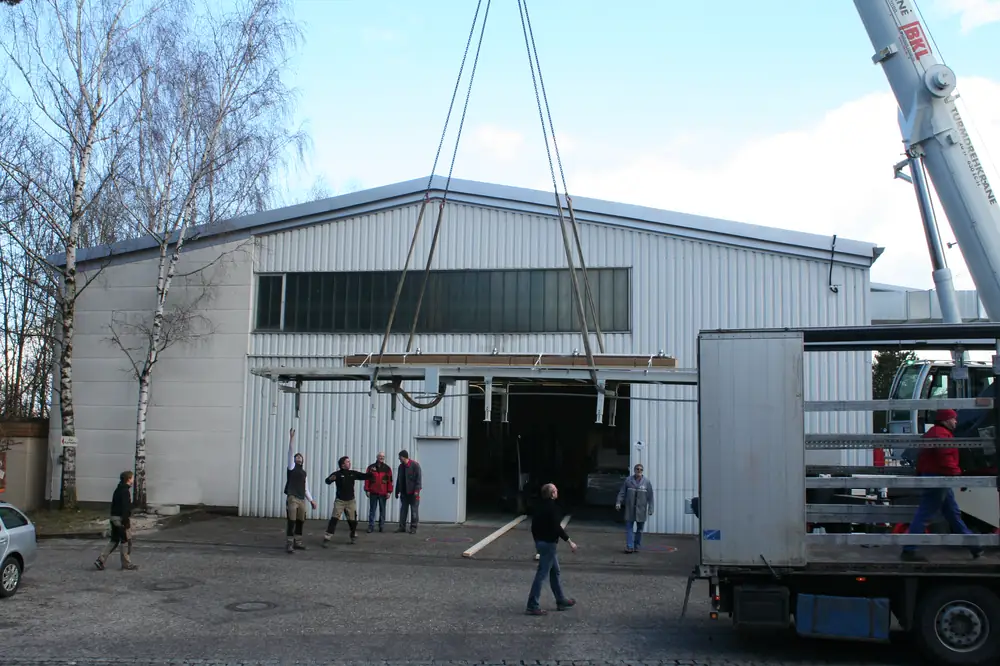 Vor der neuen Halle